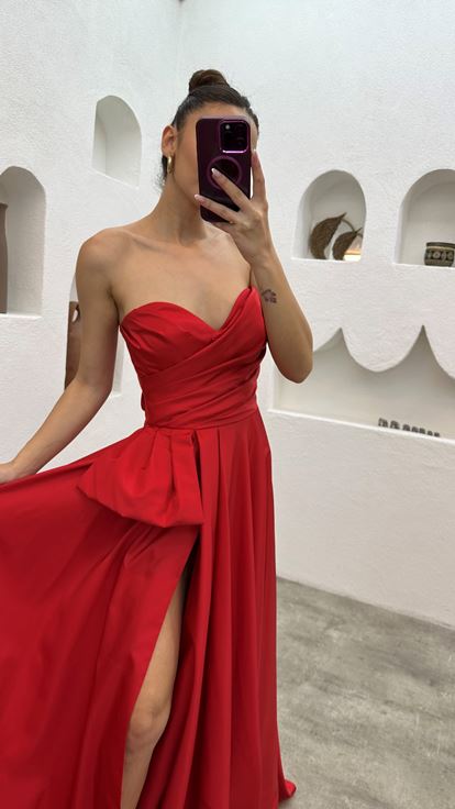 Rotes trägerloses Abendkleid aus Satin