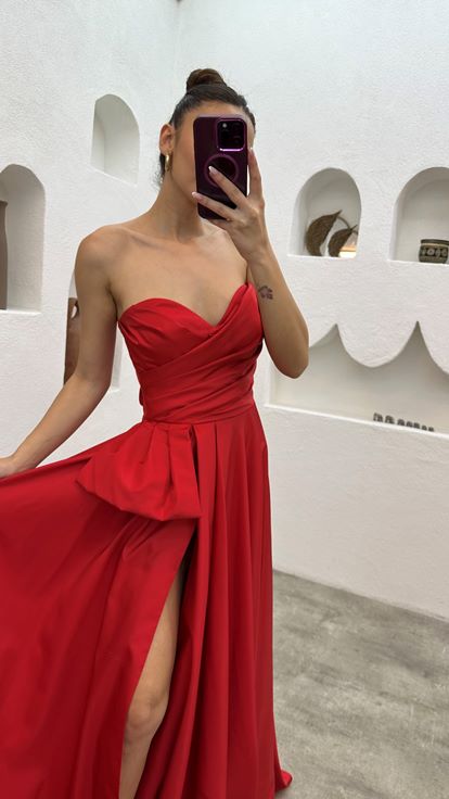 Rotes trägerloses Abendkleid aus Satin