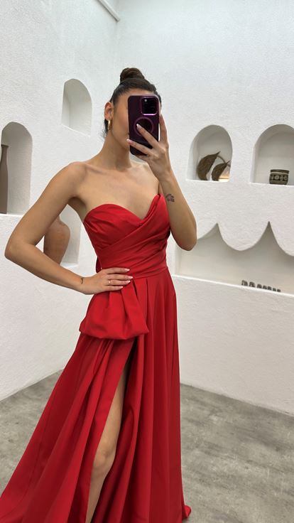 Rotes trägerloses Abendkleid aus Satin