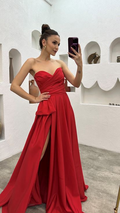 Rotes trägerloses Abendkleid aus Satin