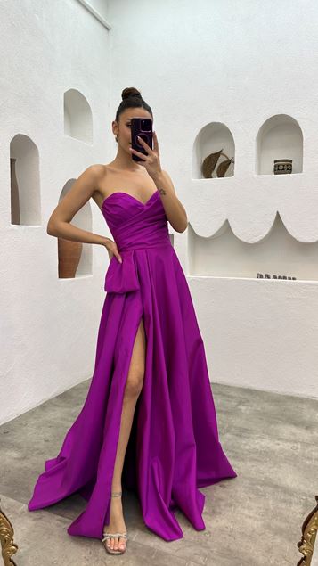 Vestido de noche de satén sin tirantes fucsia