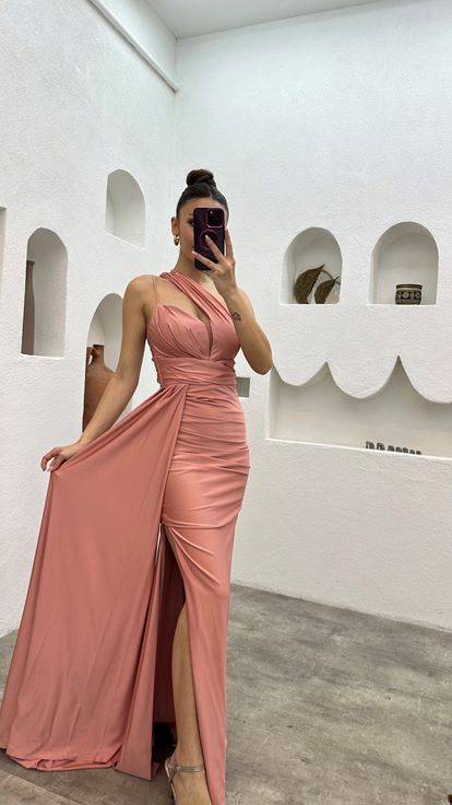 Abendkleid aus puderblauem, einärmeligem Satin mit Trägern