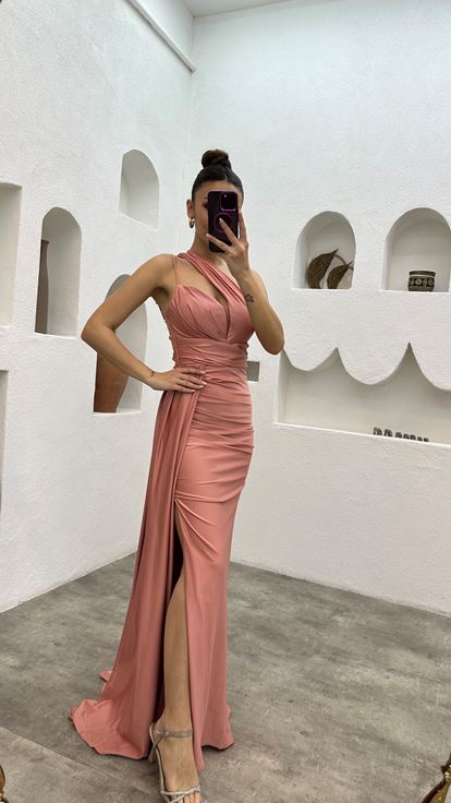 Abendkleid aus puderblauem, einärmeligem Satin mit Trägern