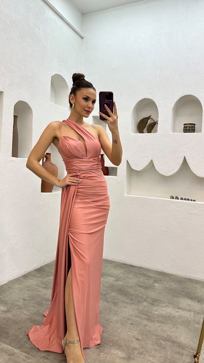 Abendkleid aus puderblauem, einärmeligem Satin mit Trägern