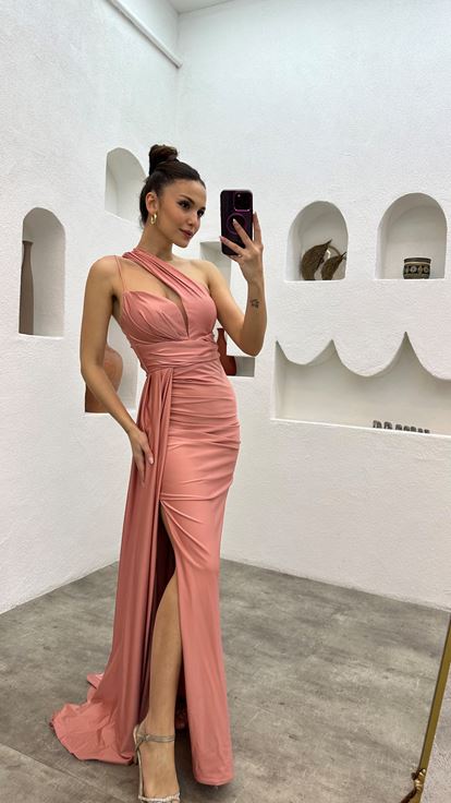 Abendkleid aus puderblauem, einärmeligem Satin mit Trägern