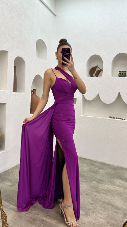 Fuchsiafarbenes, einärmliges Abendkleid aus Satin mit Trägern