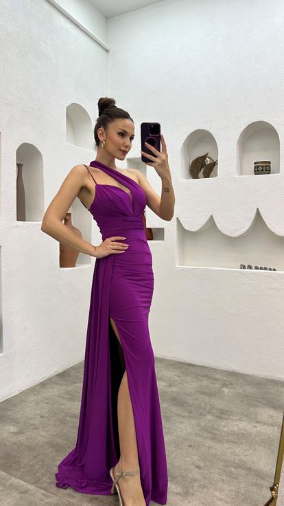 Fuchsiafarbenes, einärmliges Abendkleid aus Satin mit Trägern