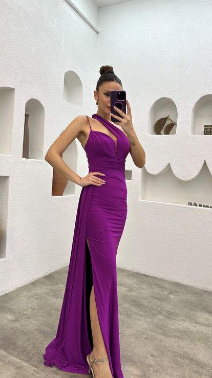 Fuchsiafarbenes, einärmliges Abendkleid aus Satin mit Trägern