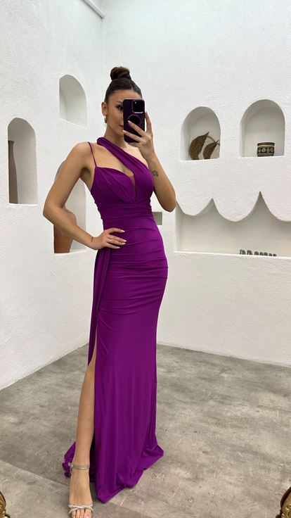 Fuchsiafarbenes, einärmliges Abendkleid aus Satin mit Trägern