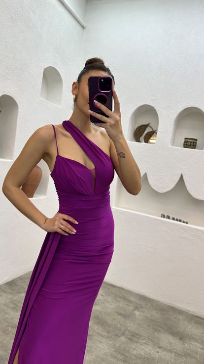 Fuchsiafarbenes, einärmliges Abendkleid aus Satin mit Trägern