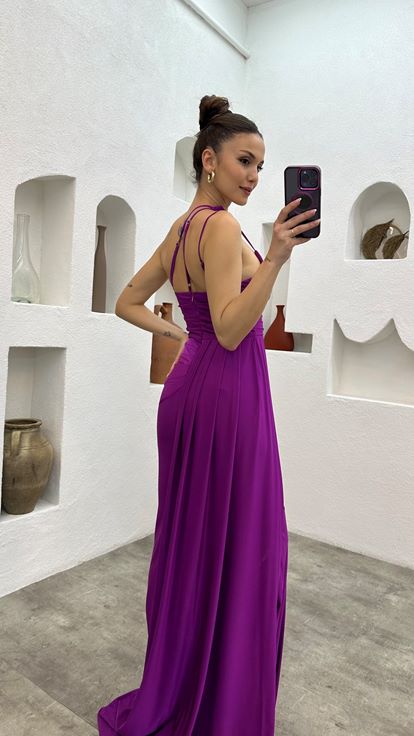 Fuchsiafarbenes, einärmliges Abendkleid aus Satin mit Trägern