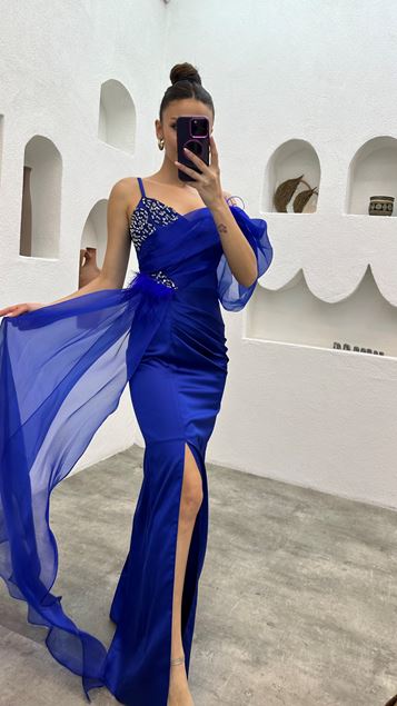 Vestido de noche bordado con correa de cuerda Saks