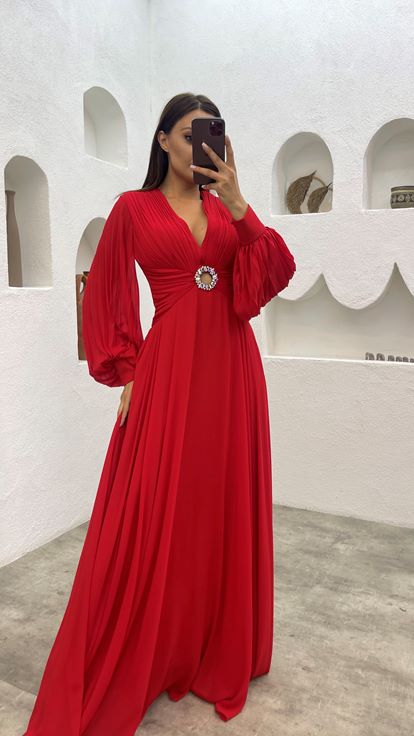 فستان سهرة من التول الأحمر مع كشكش على الصدر والأكمام