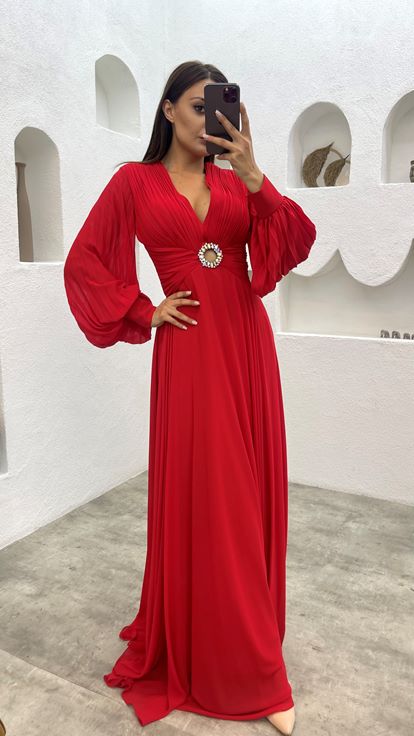 فستان سهرة من التول الأحمر مع كشكش على الصدر والأكمام