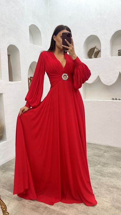 فستان سهرة من التول الأحمر مع كشكش على الصدر والأكمام