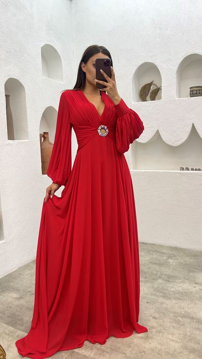 فستان سهرة من التول الأحمر مع كشكش على الصدر والأكمام