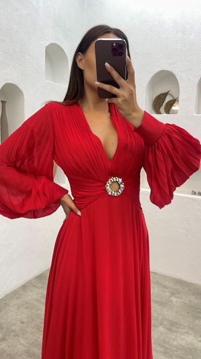 فستان سهرة من التول الأحمر مع كشكش على الصدر والأكمام