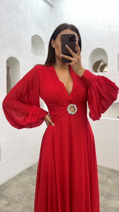 فستان سهرة من التول الأحمر مع كشكش على الصدر والأكمام