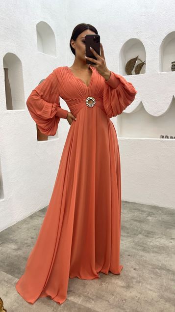 Abito da sera in tulle beige con petto e maniche arruffate