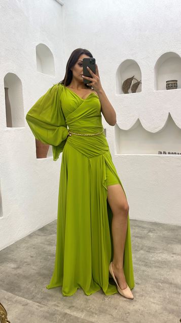 Grünes, einärmliges Chiffon-Abendkleid mit Kettengürtel