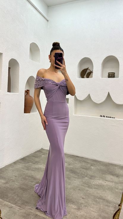 Lilafarbenes Abendkleid mit Steinstickerei und Schleifendetail