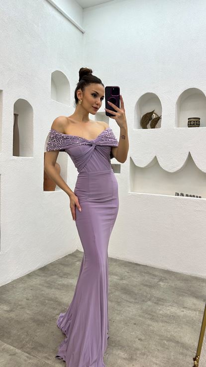 Lilafarbenes Abendkleid mit Steinstickerei und Schleifendetail