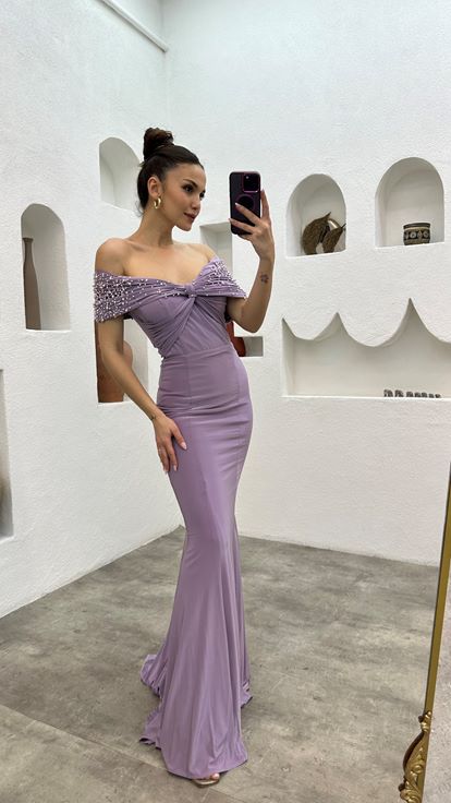 Lilafarbenes Abendkleid mit Steinstickerei und Schleifendetail