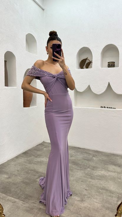 Lilafarbenes Abendkleid mit Steinstickerei und Schleifendetail