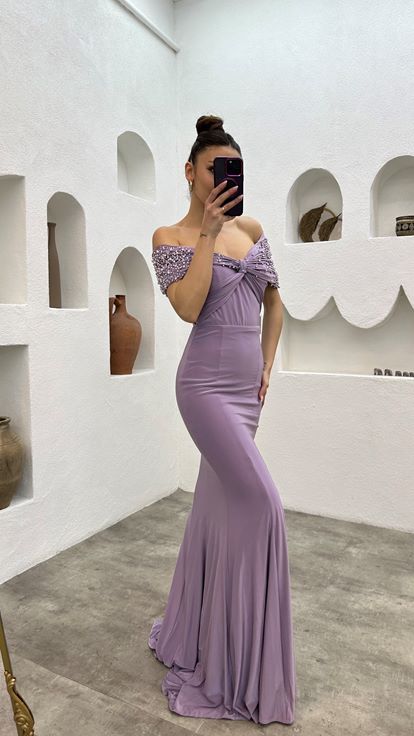 Lilafarbenes Abendkleid mit Steinstickerei und Schleifendetail