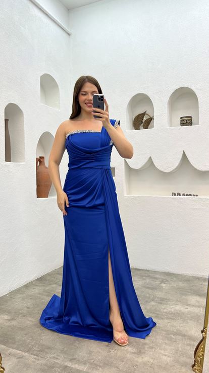 فستان سهرة بكسرات من ساكس بمقاسات كبيرة مع تطريز على الكتف والخصر