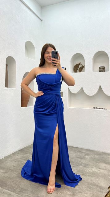 Sax-Abendkleid mit Stickereien an Schulter und Taille und Plissee in Übergröße