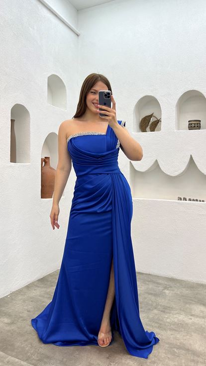 فستان سهرة بكسرات من ساكس بمقاسات كبيرة مع تطريز على الكتف والخصر