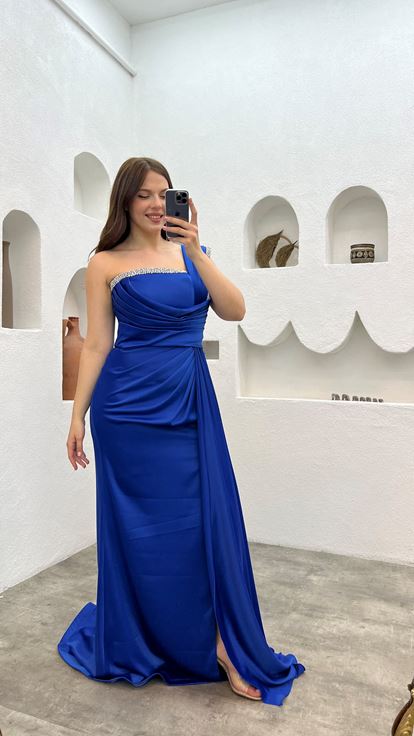 فستان سهرة بكسرات من ساكس بمقاسات كبيرة مع تطريز على الكتف والخصر