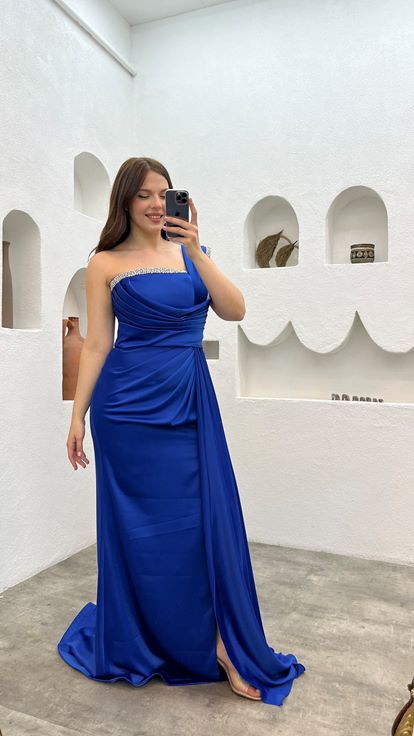 فستان سهرة بكسرات من ساكس بمقاسات كبيرة مع تطريز على الكتف والخصر