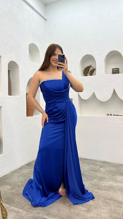 فستان سهرة بكسرات من ساكس بمقاسات كبيرة مع تطريز على الكتف والخصر