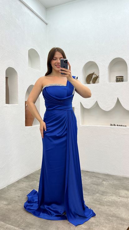 فستان سهرة بكسرات من ساكس بمقاسات كبيرة مع تطريز على الكتف والخصر