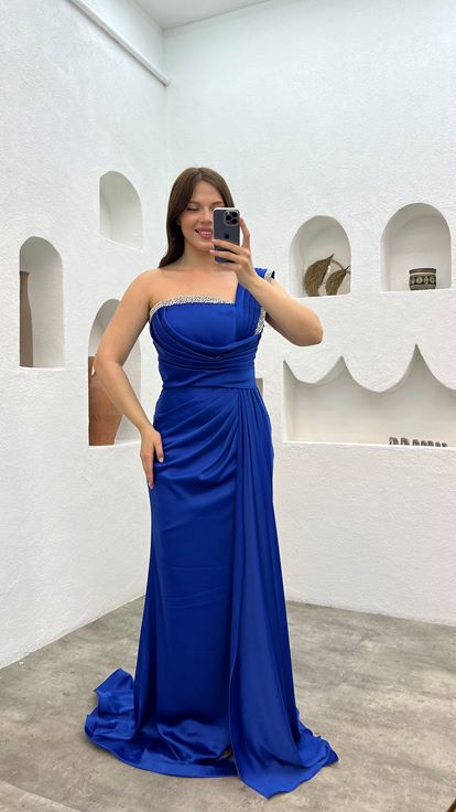 فستان سهرة بكسرات من ساكس بمقاسات كبيرة مع تطريز على الكتف والخصر