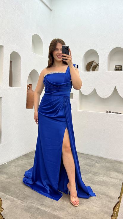 فستان سهرة بكسرات من ساكس بمقاسات كبيرة مع تطريز على الكتف والخصر