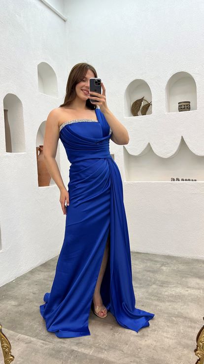 فستان سهرة بكسرات من ساكس بمقاسات كبيرة مع تطريز على الكتف والخصر