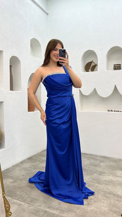 فستان سهرة بكسرات من ساكس بمقاسات كبيرة مع تطريز على الكتف والخصر