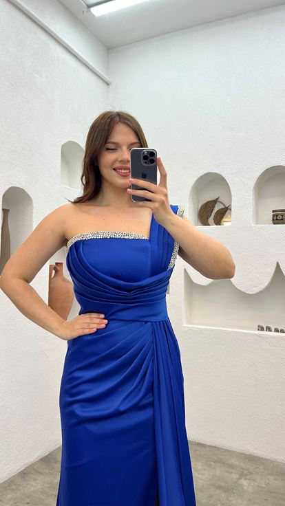 فستان سهرة بكسرات من ساكس بمقاسات كبيرة مع تطريز على الكتف والخصر