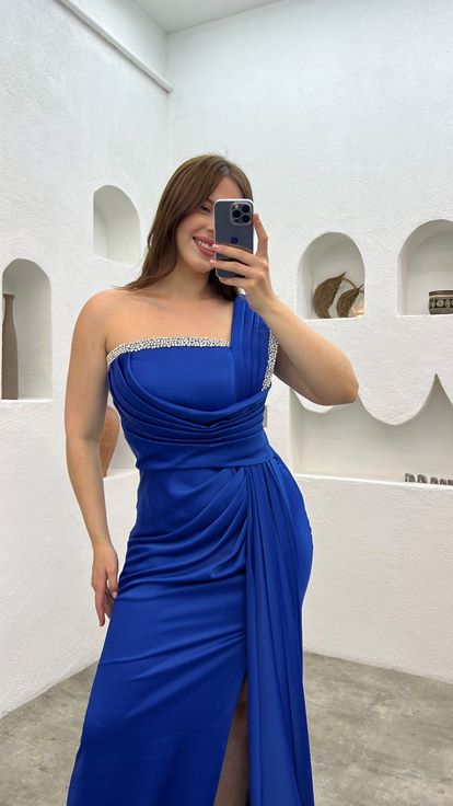 فستان سهرة بكسرات من ساكس بمقاسات كبيرة مع تطريز على الكتف والخصر