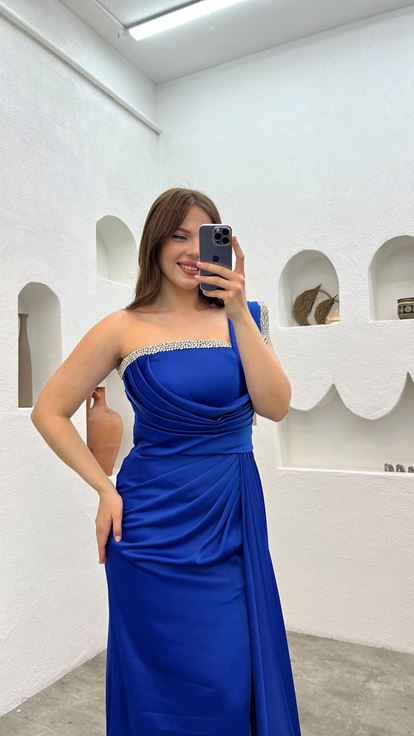 فستان سهرة بكسرات من ساكس بمقاسات كبيرة مع تطريز على الكتف والخصر