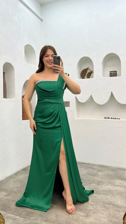 فستان سهرة أخضر زمردي بمقاسات كبيرة، مطوي، مزين بتطريز على الكتف والخصر 