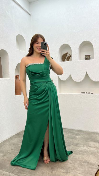 فستان سهرة أخضر زمردي بمقاسات كبيرة، مطوي، مزين بتطريز على الكتف والخصر 