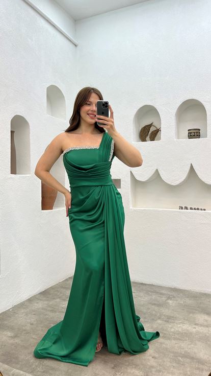 فستان سهرة أخضر زمردي بمقاسات كبيرة، مطوي، مزين بتطريز على الكتف والخصر 