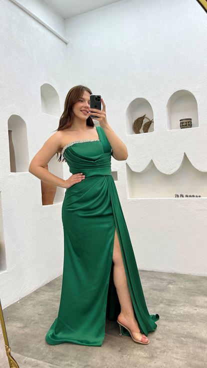 فستان سهرة أخضر زمردي بمقاسات كبيرة، مطوي، مزين بتطريز على الكتف والخصر 