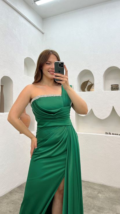 فستان سهرة أخضر زمردي بمقاسات كبيرة، مطوي، مزين بتطريز على الكتف والخصر 