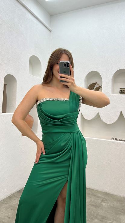 فستان سهرة أخضر زمردي بمقاسات كبيرة، مطوي، مزين بتطريز على الكتف والخصر 