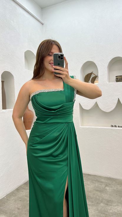 فستان سهرة أخضر زمردي بمقاسات كبيرة، مطوي، مزين بتطريز على الكتف والخصر 